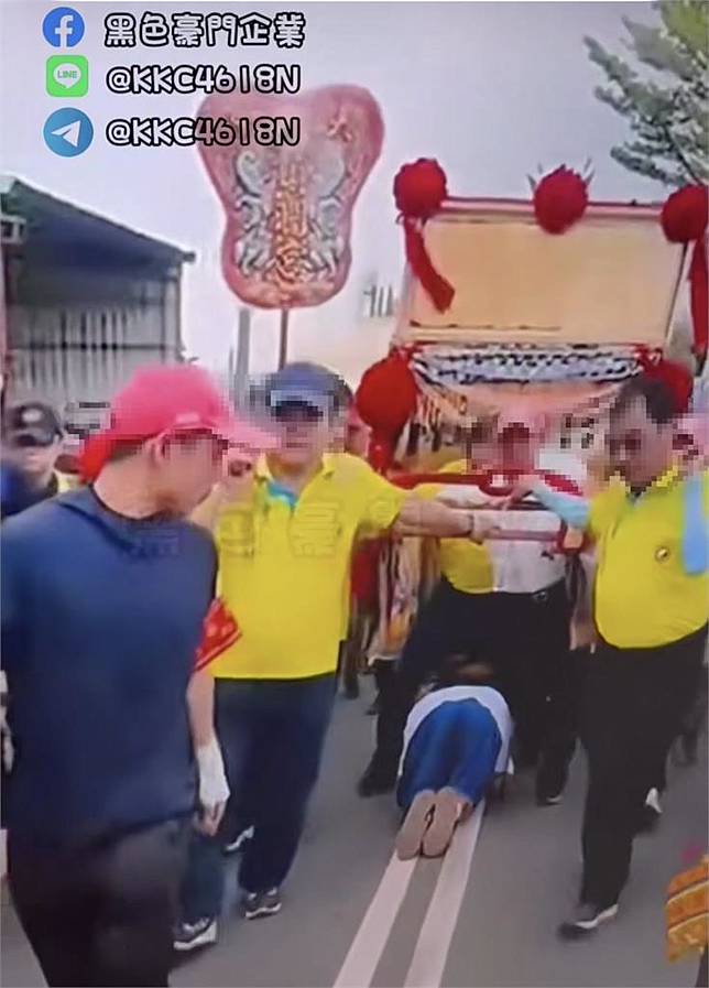 鑽轎腳變鑽胯下！大甲媽扶轎男「張開腿跨過信眾」畫面瘋傳網炸鍋　事主急道歉了