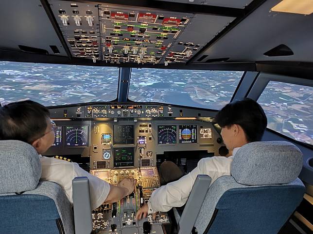 朝陽科大斥資新台幣千萬元打造A320模擬機，駕駛艙設備皆仿真機製作，可擬真呈現駕駛艙外景物。