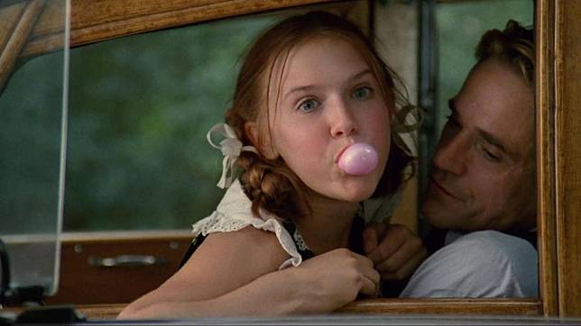 《蘿莉塔》的戀童情節引起爭議，但劇組最後還是起用當時17歲未成年的多明妮克史旺演出14歲的女主角。（車庫提供）