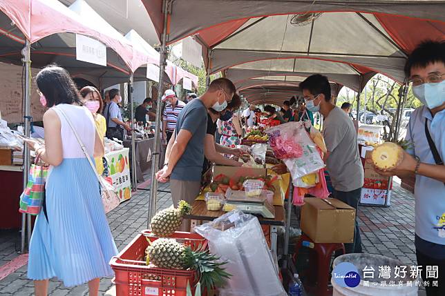 縣農會結合農糧署高公局縣府舉辦青農市集展售優質蔬果農產。（記者扶小萍攝）