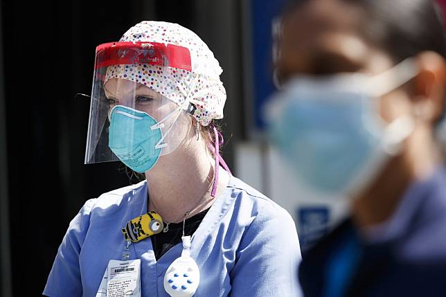 Nurses gather for a strike over their lack of personal protective equipment outside Montefiore hospital in the Bronx, New York, on April 2. Photo: EPA-EFE