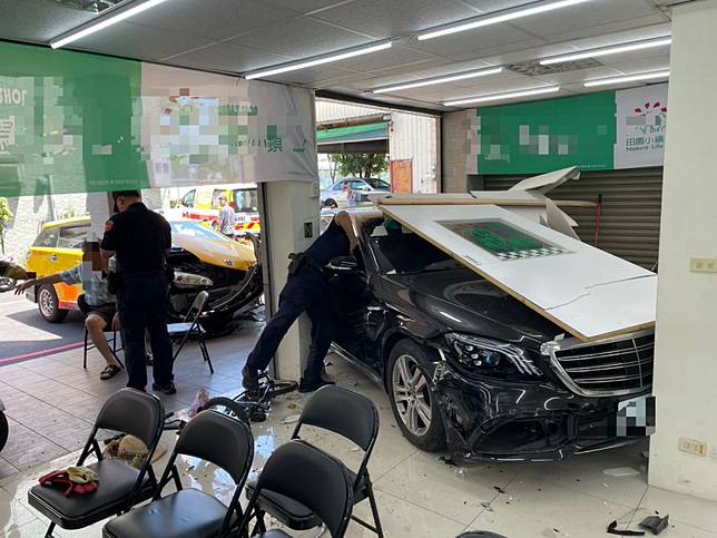 高雄一名七十八歲男子駕車擦撞計程車之後衝進民宅，造成一名婦遭波及受傷。（記者蔣謙正翻攝）