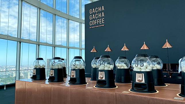 ร้านกาแฟ ในประเทศญี่ปุ่นให้ลูกค้าได้เพลิดเพลินกับกาแฟเสี่ยงทายโดยใช้ตู้กาชาปอง