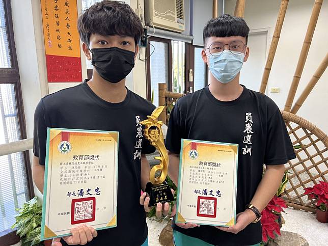 員林農工學生陳柏安(左)參加全國技藝競賽奪下工業類鉗工金手獎。(記者吳東興攝)