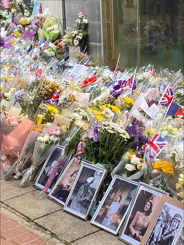 英國駐香港總領事館開放香港民眾弔唁英國女王，館外幾乎被鮮花淹沒。   圖：翻攝自UK in Hong Kong臉書