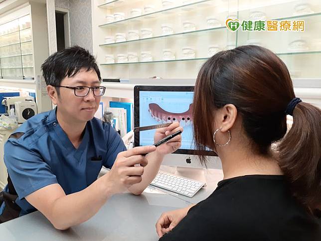 許先麟醫師表示，患者出現牙齒咬合面傾斜，有時必須仰賴專業評估，才能發現問題所在。