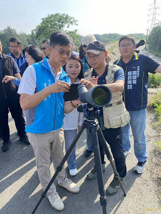 立委張嘉郡與議員李明哲在雲林縣生態及永續農業協會常務理事吳崇漢指導下，透過望遠境觀察東方白鸛幼鳥。(記者黃淑莉攝)