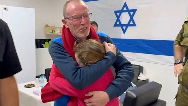 以色列女童艾蜜莉（Emily Hand）11月25日獲哈瑪斯釋放，26日與多方奔走爭取她獲釋的父親相擁而泣。路透社