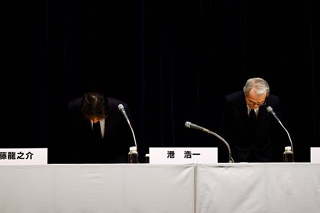 富士電視台的社長港浩一（左）及嘉納修治（右）雙雙落馬。（路透社）