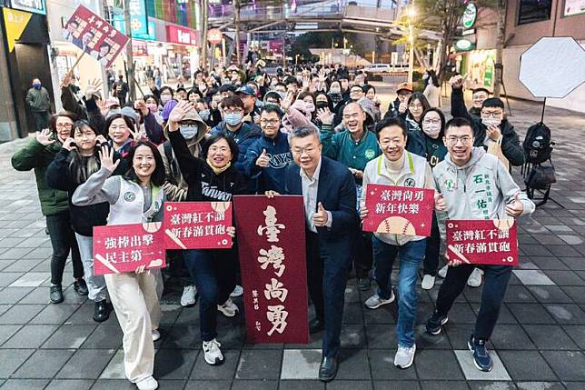 中華職棒會長蔡其昌等人到府中廣場發春聯大受歡迎，與現場百位民眾合影。(立法委員蘇巧慧提供)