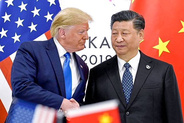 美國總統川普（Donald Trump）與中國主席習近平2019年在大阪握手。（AP）
