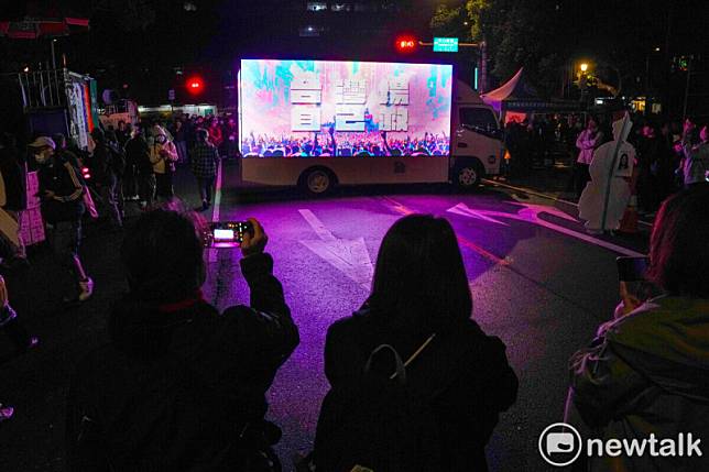 追星民主戰車秀出『台灣場 自己救』讓追星人和抗議民眾紛紛拿起手機紀錄。 圖：張良一/攝