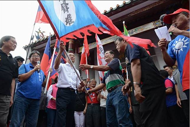 國民黨總統參選人韓國瑜16日展開環島之旅，首站從屏東開始，參加客家後援會授旗儀式時受到客家鄉親熱烈歡迎。（林宏聰攝）