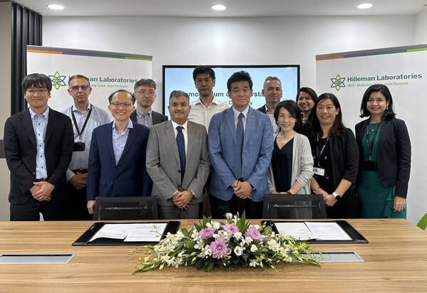 Memorandum of Understanding signing ceremony by Dr. Raman Rao (CEO, Hilleman Laboratories) and Dr. Takayuki Nakano (General Manager, Regenerative Medicine & Implantable Medical Devices, Teijin) (center), joined by representatives from Hilleman Laboratories Singapore and Teijin Group