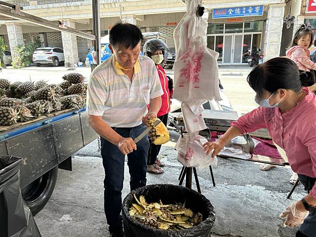 嘉義縣傅金輝在大甲賣自種的鳳梨三十餘年，好口味已擄獲得消費者選購之心，滿車的鳳梨自已削，不用三個小時就全賣光光，吃過的民眾都說「香又甜，水汁多」真好吃。（記者陳榮昌攝）