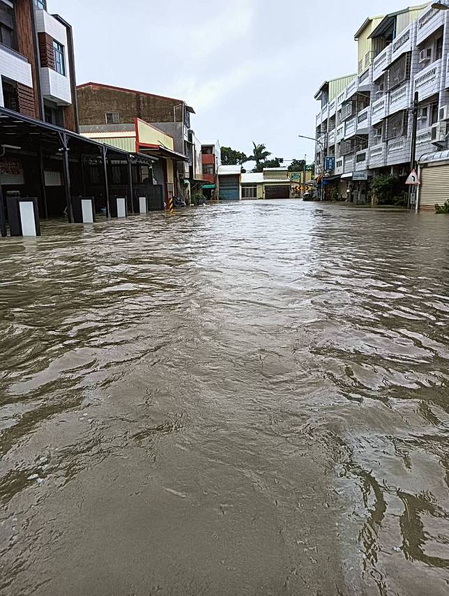 疑似因為後鎮排水潰堤，台南鹽水街區成了水鄉澤國。民眾提供