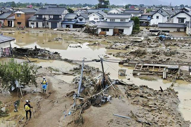 19號颱風（哈吉貝颱風）在日本造成嚴重災情，長野縣一處聚落大水雖然退去，滿地泥濘仍待居民重建家園。（美聯社）