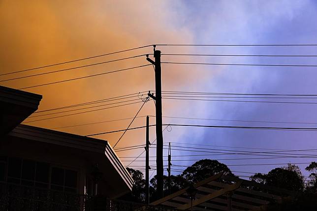 Photo taken on Feb. 3, 2020 shows smoke from the bushfire burning in the south of the Australian Capital Territory (ACT) moves to blanket the Australian capital Canberra. (Photo by Chu Chen/Xinhua)