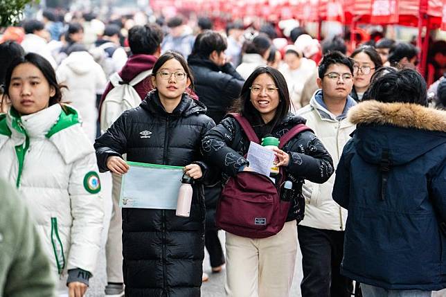 Test-takers enter an examination site for the 2025 postgraduate entrance exam in Changsha, central China's Hunan Province, Dec. 21, 2024. About 3.88 million Chinese have signed up for the 2025 national exam for postgraduate enrolment scheduled from Dec. 21 to 22. (Xinhua/Chen Sihan)