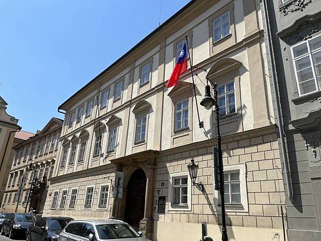 捷克眾議院升起中華民國國旗，歡迎台灣立法院代表團來訪。中央社記者林育立布拉格攝 111年7月21日  
