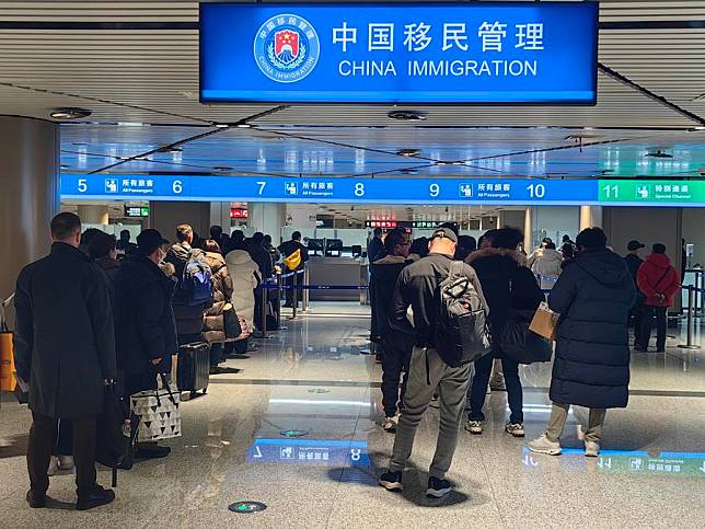 Passengers wait in line at the Harbin Exit-Entry Border Inspection Station on Dec. 31, 2024. (Xinhua)