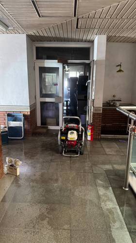 成功大學化工系館八樓學生實驗時傳鈉塊遇水發生爆炸，2名男女學生手灼傷送醫。(民眾提供)