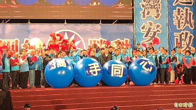 國民黨總統候選人韓國瑜今晚在新竹縣造勢，跟同黨立委候選人林為洲、林思銘等一起把「攜手同心」的藍球推向支持者。(記者黃美珠攝)
