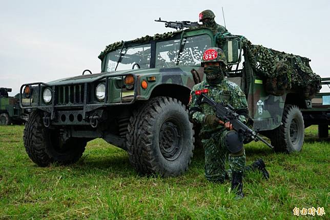 國軍悍馬車車齡老舊丶安全性堪憂，陸軍已委中科院進行安全性能提升案。圖為陸軍悍馬車參與演訓畫面。(資料照)