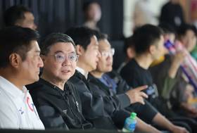 行政院長卓榮泰日前出席台日交流賽支持中華隊，7日經典賽對戰捷克時，更搭乘專機親赴東京看球，學者認為這是體育外交的突破，凸顯日本首相高市早苗友台路線非常清晰。（圖／卓榮泰臉書）