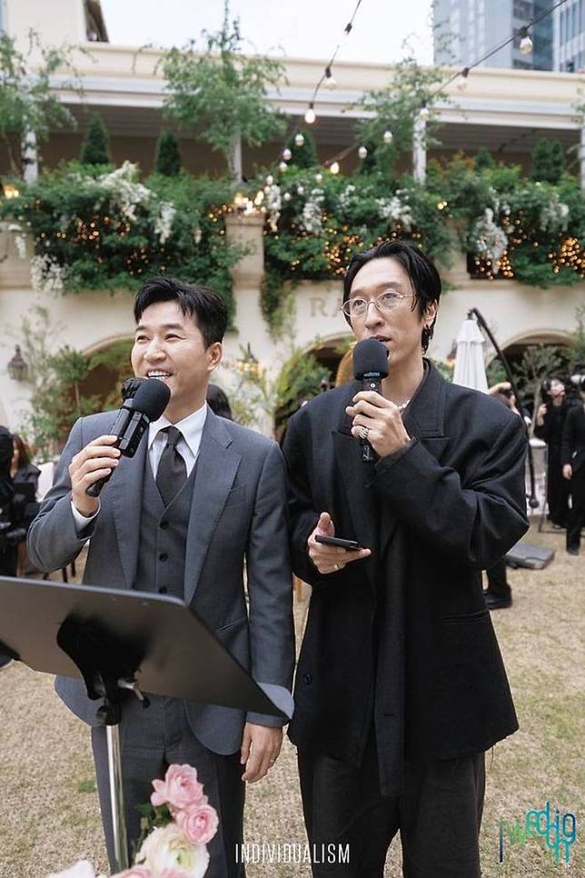 高耀太成員金鍾旼（左）、白佳不僅上台致詞，還驚喜獻唱。翻攝iwedding