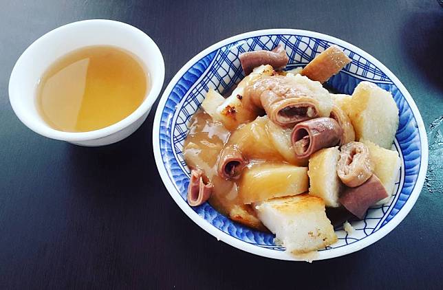 陳家煎粿盤的綜合套餐有米粿、大腸、米腸，再來一碗免費柴魚湯，即是豐富的早餐。圖片來源／IG_michael_0426
