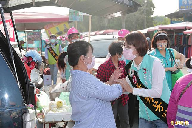 黃秀芳今天到竹塘傳統市場拜票。(記者顏宏駿攝)