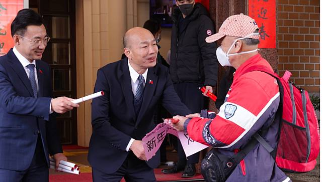 立法院長韓國瑜在立院正門口發放限量春聯。廖瑞祥攝