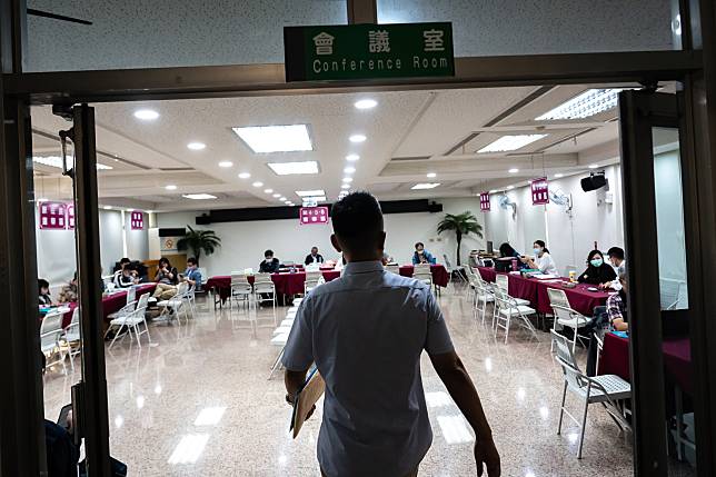移居台灣多年的香港移民朱磊，為突顯台灣法規對香港移民申請以及公民參政權的諸多限制，以獨立參選身分參加立法委員選舉，於11月21日下午前往高雄市選舉委員會登記。（攝影／陳曉威）  
