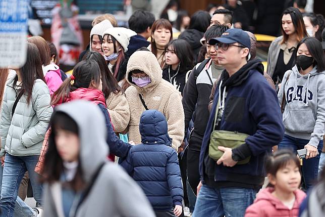 天氣雖冷，初一「走春」的民眾可曬到露臉的太陽。走在街上拖著長長的影子，可以明顯的感受到氣溫回暖。氣象署表示，好天氣將到年初三白天，民眾可把握機會出遊。本報資料照片