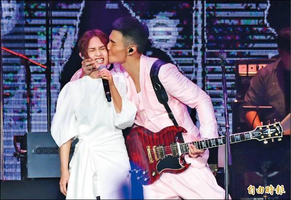 李榮浩（右）前日在演唱會上高調撲吻女友楊丞琳，浪漫舉動被粉絲推爆。（記者胡舜翔攝）