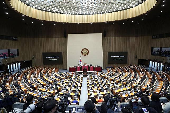 South Korea's National Assembly lawmakers vote on the impeachment of Prime Minister Han Duck-soo, who serves as the acting president following President Yoon Suk-yeol's impeachment, in Seoul, South Korea, Dec. 27, 2024. (Xinhua/Yao Qilin)