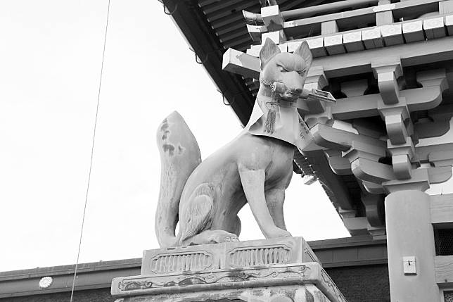 於伏見稻荷神社樓門鎮守的稻荷大神（麥浩斯提供）