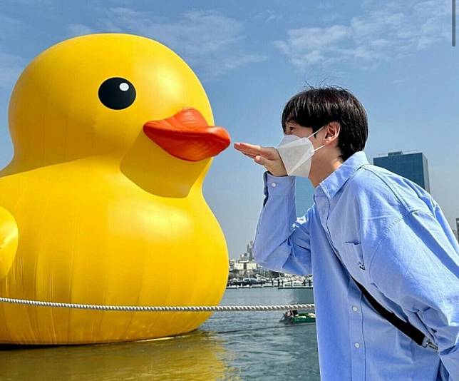 Super Junior成員銀赫在社群貼出與黃色小鴨逗趣合照。 圖：翻攝銀赫IG