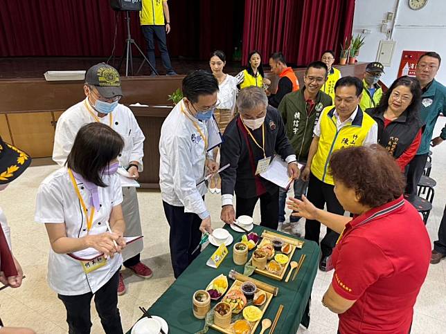 第三屆鮮筍節二十五日在南投竹山鎮公所禮堂舉行「社區筍餐盤評比活動」，特別邀請到國內知名美食家包括大學餐旅業的教授及廚師公會理事長來參與評比。（記者陳朝枝攝）