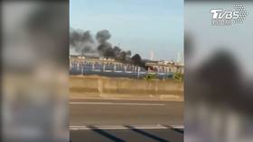 遠遠的海面上傳出黑煙，只是靠近一看才發現，燒的不是船隻，竟然是太陽能板（圖／TVBS）