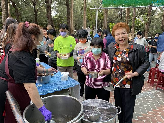 客再來當歸鴨老闆娘黃馨逸（右一）率員工送愛到瑞復。（記者羅玉如攝）