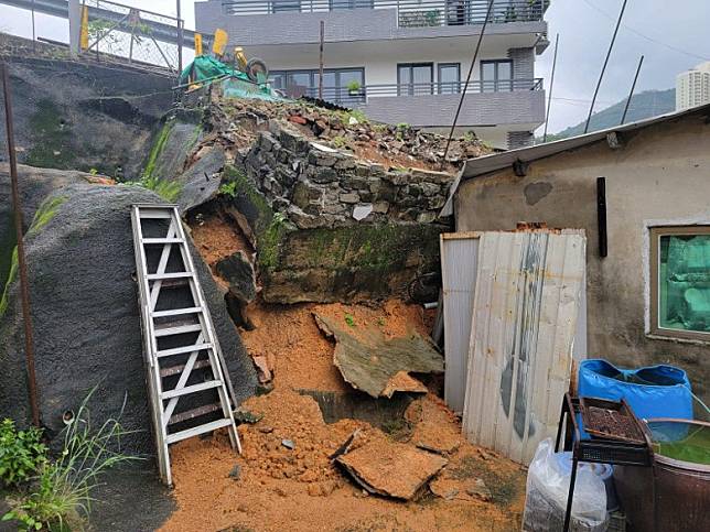 荃灣大白田村一村屋疑因山泥傾瀉倒塌。