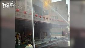 透天厝從屋內全面燃燒，警消從一樓破門而入，大量濃煙竄出。（圖／TVBS）
