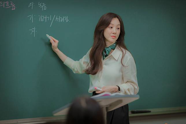 鄭麗媛飾演補習班老師。（圖片／Hami Video提供）