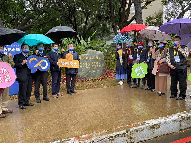 感念昔日地主讓地興學， 陽明交大光復校區履行30多年前的承諾，設置土地徵收紀念碑。（記者彭新茹攝）