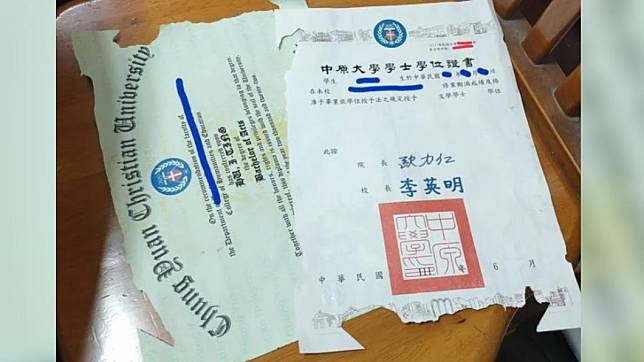 網友分享，自己的畢業證書被白蟻「吃了」。（圖／翻攝自Dcard）