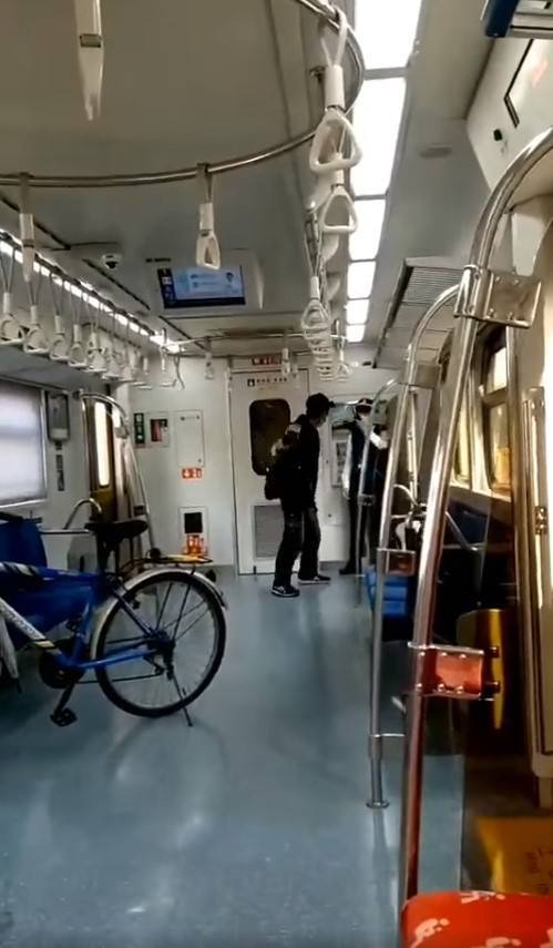 台鐵列車長要求旅客將自行車停放在固定位置釀衝突，乘客逼退列車長作勢攻擊 。(圖翻攝自臉書粉絲團－靠北台鐵)