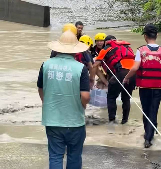 台南8月大男嬰「安安」受困，警消出動「收納盒救生艇」平安送他回到祖母懷抱。翻攝立委郭國文臉書