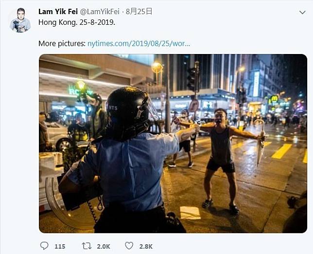 美國網路論壇Reddit出現了一張震撼由《紐約時報》記者Lam Yik Fei所拍的照片，昨(25日)晚港警對民眾開真槍時，一名大叔無畏地站在前方攔阻。(圖擷取自Lam Yik Fei推特)